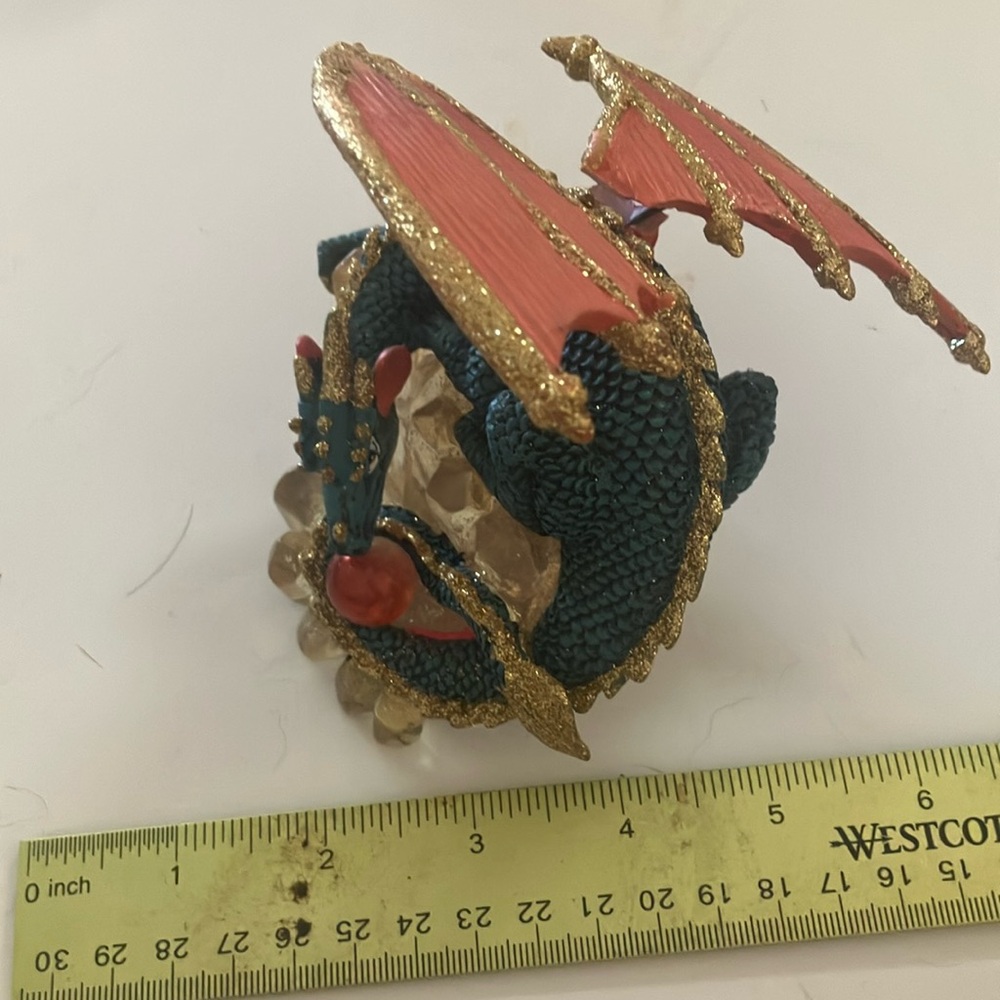 Amazing dragon figurine